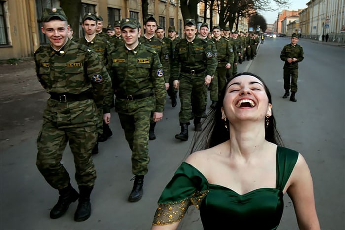 Как-то я писал, что известный петербургский фотограф Александр Петросян медленно слепнет. Он справлялся сам, но теперь нужна наша помощь. Операция в Германии отменилась, ухудшение зрения прогрессирует, фото никто не покупает. Фотограф уже ЛИЧНО просит помощи.