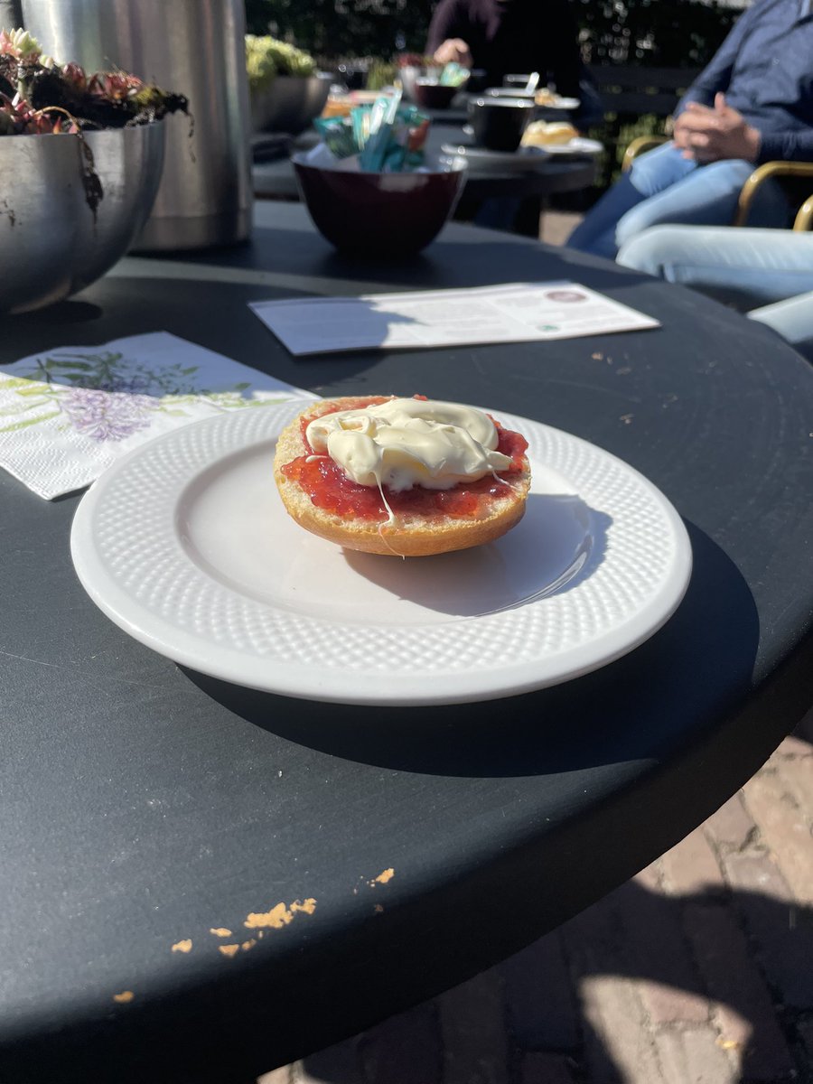 Vanmorgen in het zonnetje gesproken met jonge boeren over hun toekomst. Over het overnemen van het bedrijf, duurzame landbouw, #plattelandscoaches en nog veel meer. Dank voor het open gesprek, kritische noten en de heerlijke producten uit <a href="/kastanjeboom/">De Kastanjeboom</a> ! @HollandsAJK <a href="/NAJKtweets/">NAJK</a>