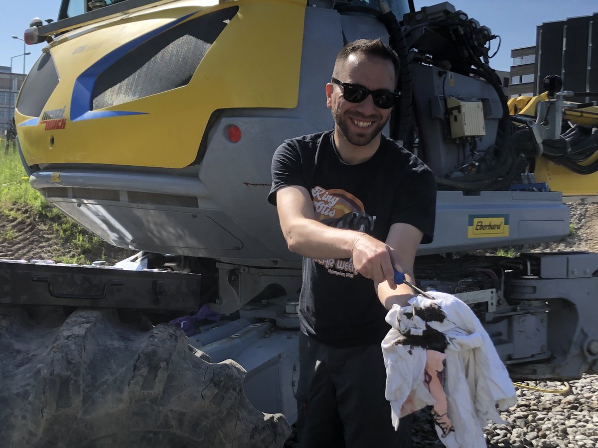 MarcoTranzatto's tweet photo. No matter how small (or big) your robots are, when it’s spring cleaning time we’re ready to take off a lot of grease from the joints 🧹🧼 https://t.co/0nT3oBjXGj