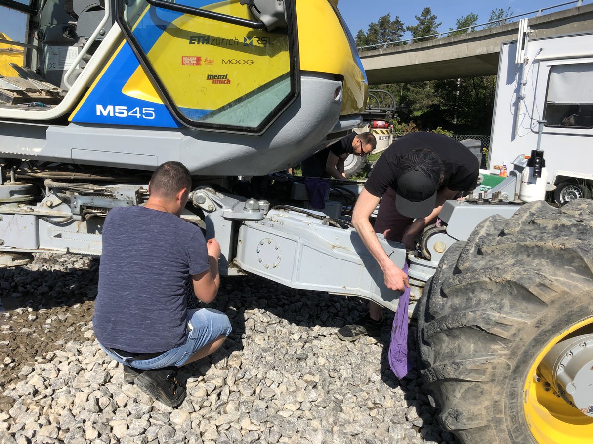 MarcoTranzatto's tweet photo. No matter how small (or big) your robots are, when it’s spring cleaning time we’re ready to take off a lot of grease from the joints 🧹🧼 https://t.co/0nT3oBjXGj
