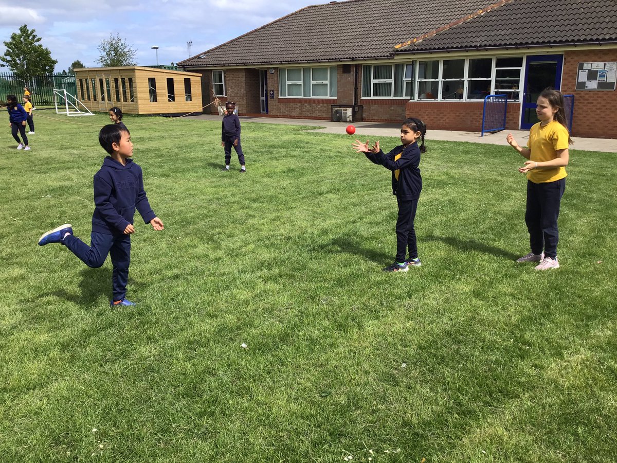 RuncieOf's tweet photo. Fun in the sun! βοΈ Year 3 enjoyed a brilliant PE lesson this afternoon, we have perfected our underarm throw and are now working on our overarm throw! π #ARFSPE https://t.co/Q04Hq05Jzr