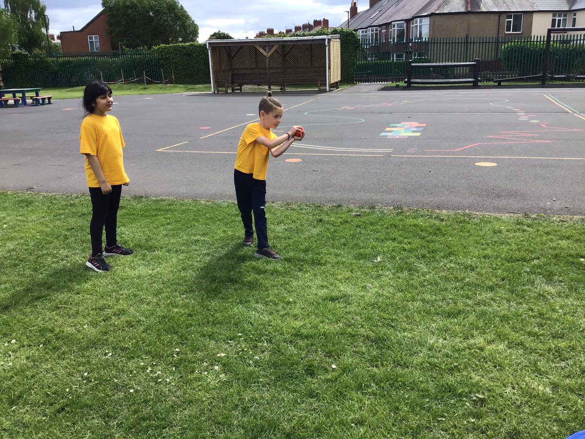 RuncieOf's tweet photo. Fun in the sun! βοΈ Year 3 enjoyed a brilliant PE lesson this afternoon, we have perfected our underarm throw and are now working on our overarm throw! π #ARFSPE https://t.co/Q04Hq05Jzr