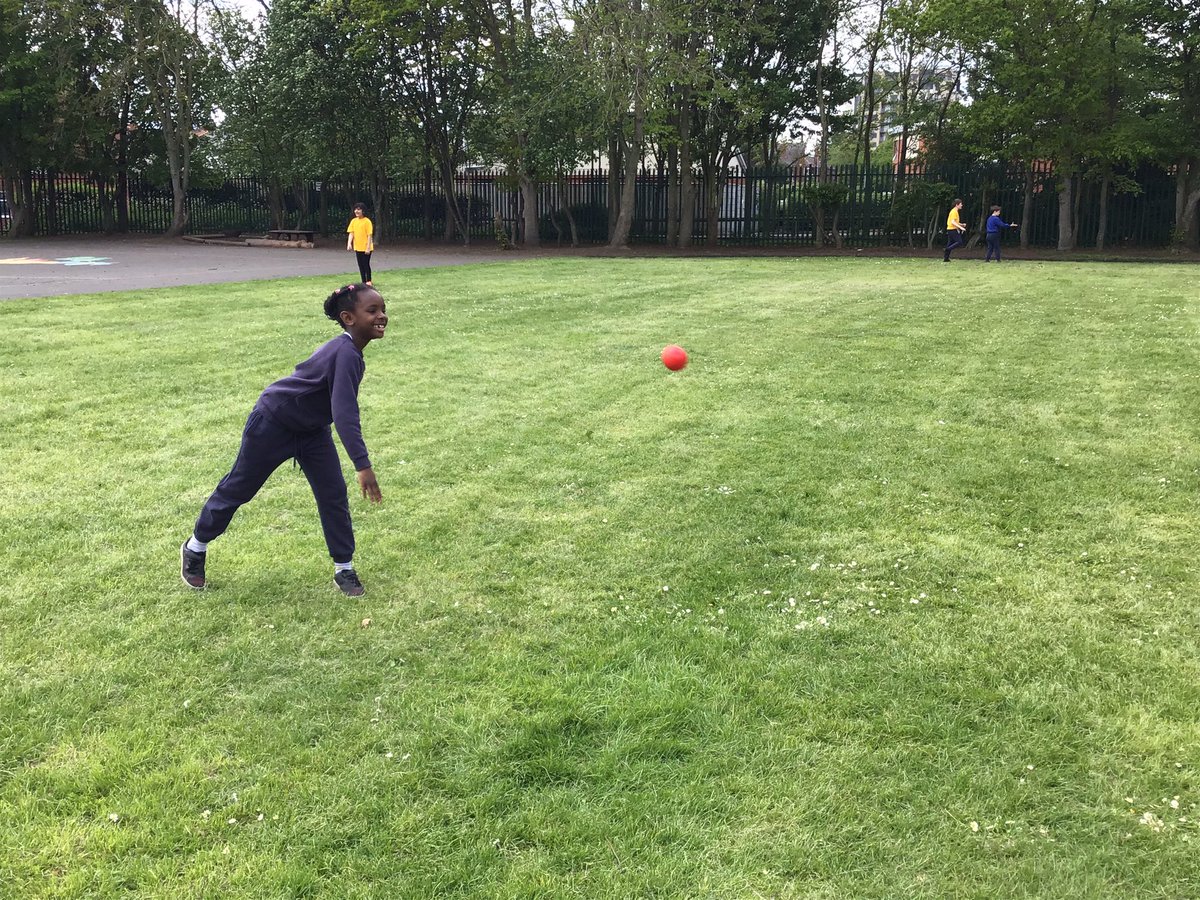 RuncieOf's tweet photo. Fun in the sun! βοΈ Year 3 enjoyed a brilliant PE lesson this afternoon, we have perfected our underarm throw and are now working on our overarm throw! π #ARFSPE https://t.co/Q04Hq05Jzr