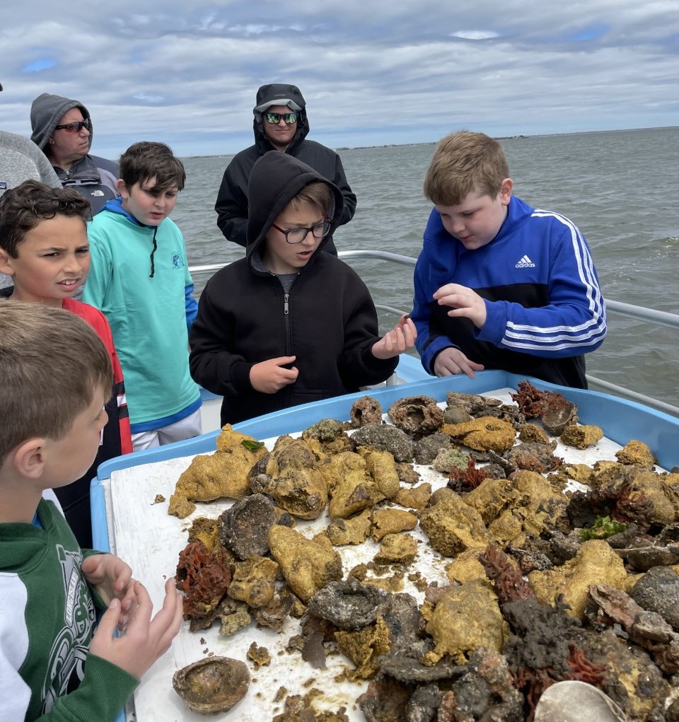 CommackSchools's tweet photo. Fourth grade classes at #Burr took to the high seas for a #fishing expedition. Amy Billet's students really enjoyed the experience! #Captree #FieldTrip #Fishing #CommackSchools https://t.co/o57J7Fibyy