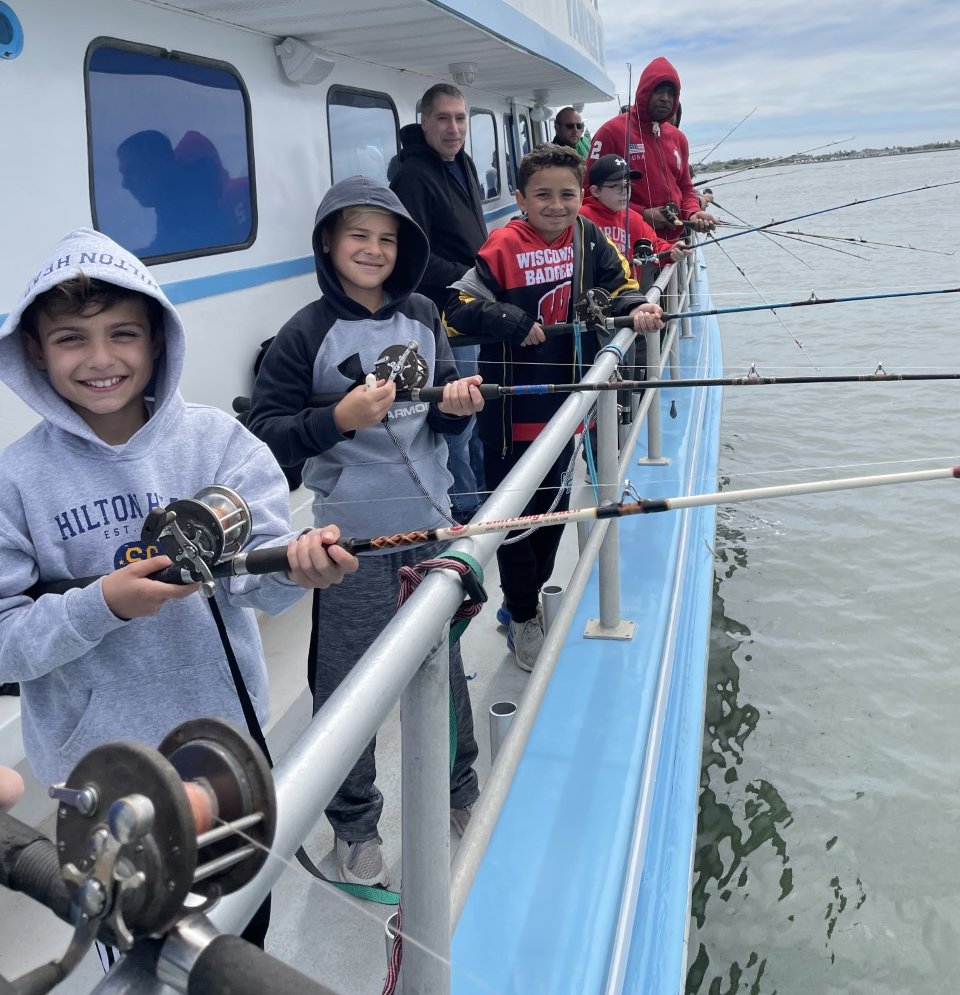 CommackSchools's tweet photo. Fourth grade classes at #Burr took to the high seas for a #fishing expedition. Amy Billet's students really enjoyed the experience! #Captree #FieldTrip #Fishing #CommackSchools https://t.co/o57J7Fibyy