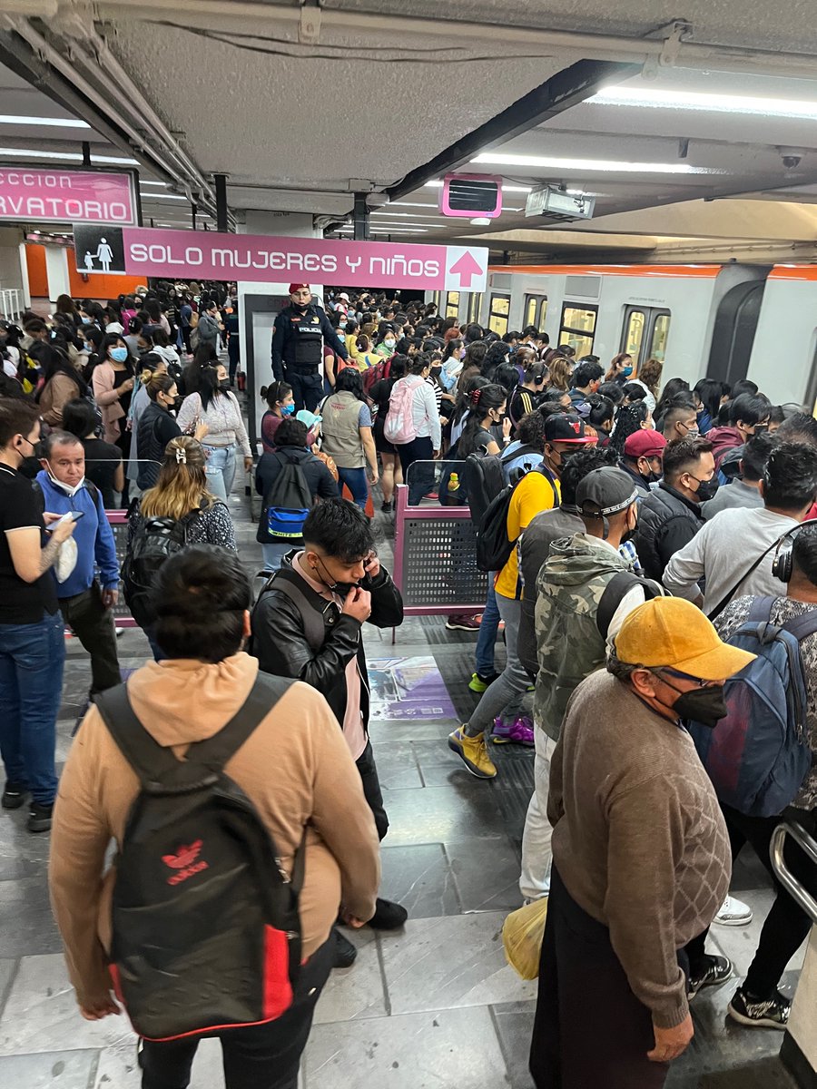 MireHetfield's tweet photo. @MetroCDMX Línea 1 tardan en salir los trenes de pantitlan https://t.co/Vniwl34AjZ