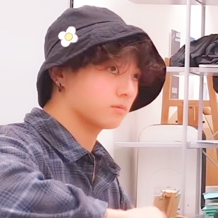 venomisyou's tweet photo. #taekookau #vkookau #taekook 

–Можно поцелую? – Тэхен стоит перед красным Чонгуком, которого провожал домой, и просит то, про что думал целую неделю.

– Если хочешь? – Чонгук мнется, пальцы ломает, сам хочет, но боится.

А потом тихо добавляет:

– Я не умею. https://t.co/AL7Jv71vRE
