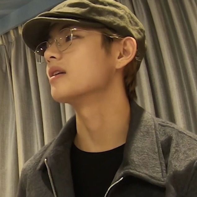 venomisyou's tweet photo. #taekookau #vkookau #taekook 

–Можно поцелую? – Тэхен стоит перед красным Чонгуком, которого провожал домой, и просит то, про что думал целую неделю.

– Если хочешь? – Чонгук мнется, пальцы ломает, сам хочет, но боится.

А потом тихо добавляет:

– Я не умею. https://t.co/AL7Jv71vRE