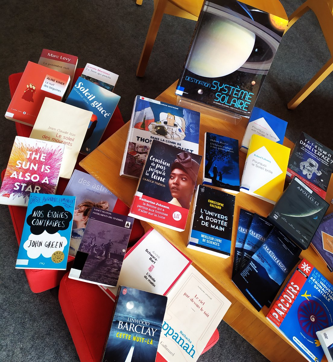 CdiLMY's tweet photo. Le CDI du @LyceeYourcenar a déjà la tête dans les étoiles ! Vous pouvez y retrouver le programme des manifestations et toute une galaxie de lectures et de films à (re)découvrir pour l'occasion ! https://t.co/uYVOQ6uSQJ