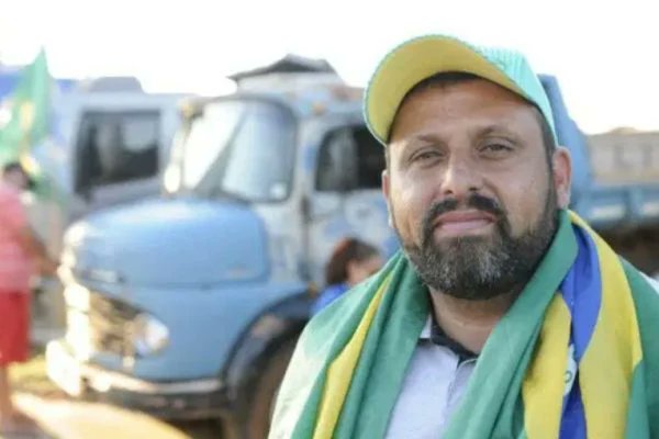 Metropoles's tweet photo. 🚚Transporte no Brasil vai colapsar, diz Chorão, líder de caminhoneiros

Valor do diesel vendido pela Petrobras às refinarias subiu 8,86% nessa terça-feira (10/5). Caminhoneiros estudam ato contra a Petrobras.

Leia: https://t.co/FdgYA4lfRI https://t.co/YkAERH8EVS