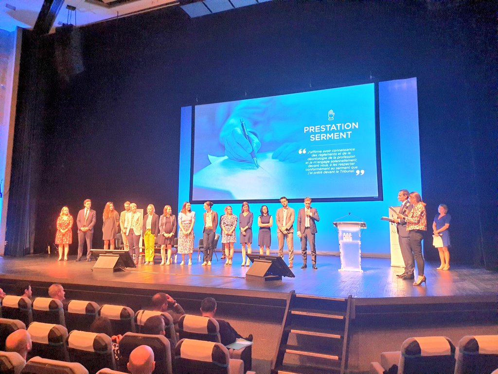 notaires44's tweet photo. Prestation de serment de 14 jeunes #Notaires,en #AssembléeGénerale devant les 417 #notaires de la compagnie de #LoireAtlantique https://t.co/6xYal5DYIh