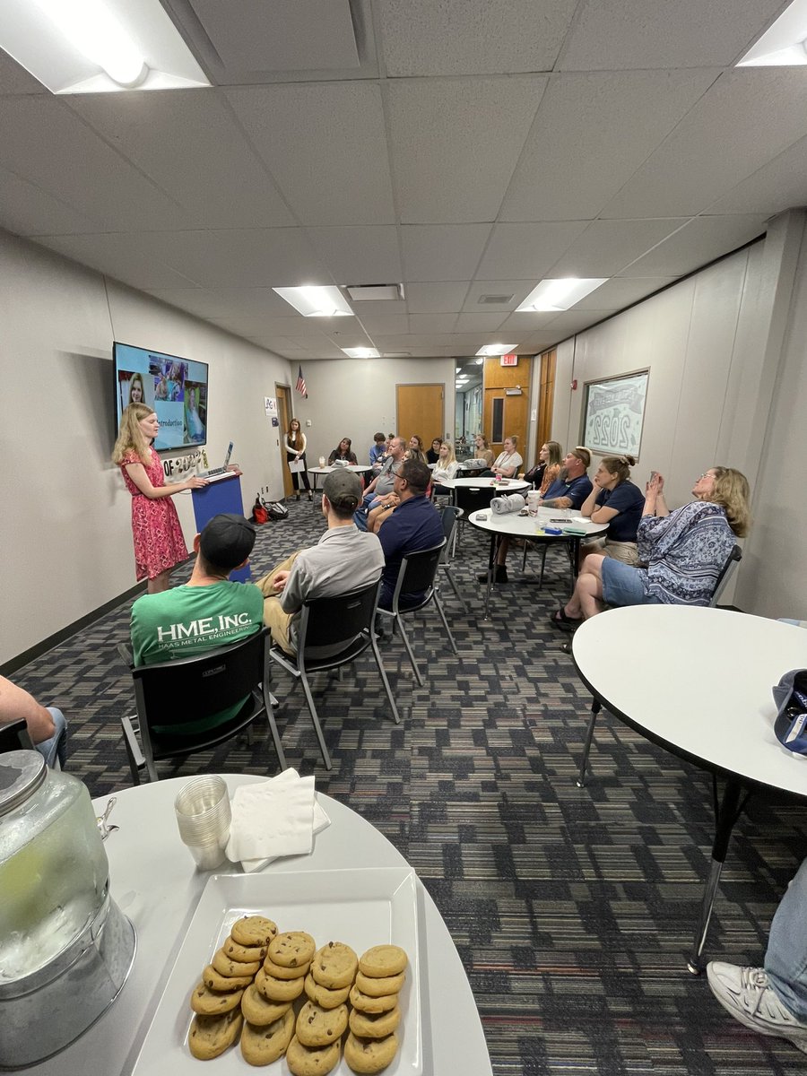 SHSInternship's tweet photo. Full house yesterday!  Our career mentors really care about their mentees. Thank you to HME Inc, @TopekaZoo, the U of KS Health System St. Francis, @SeamanSchools, @StormontVail for opening your world to my students. https://t.co/QtEMYAwBd2
