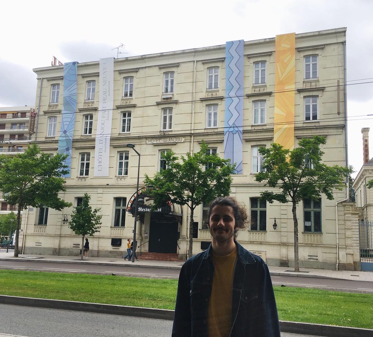latelierAngers's tweet photo. Collaboration avec @hoteldanjou **** pour sublimer leur façade côté Bd Foch durant leurs travaux.
Félicitations à Achille Ménard, étudiant en deuxième année de bachelor pour la réalisation de ces 4 bâches évoquant les mosaïques d’Odorico 👏. https://t.co/WeCaOyPEBj