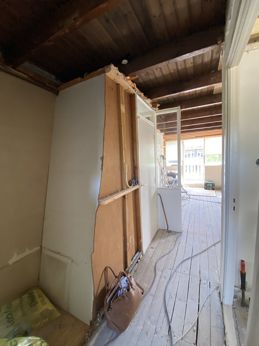 sylviafase's tweet photo. Jawel nog een project in uitvoering! ..ook vorig jaar interieurontwerp voor gemaakt. Je moet geen haast hebben zeg maar, voordat de aannemer weer tijd heeft ;) Dit is renovatie van zolder/2e etage van herenhuis Rijswijk. Gaat ook zó enorm opknappen! #fase13 #uwbinnenhuisarchitect https://t.co/XjHdhSmGt2