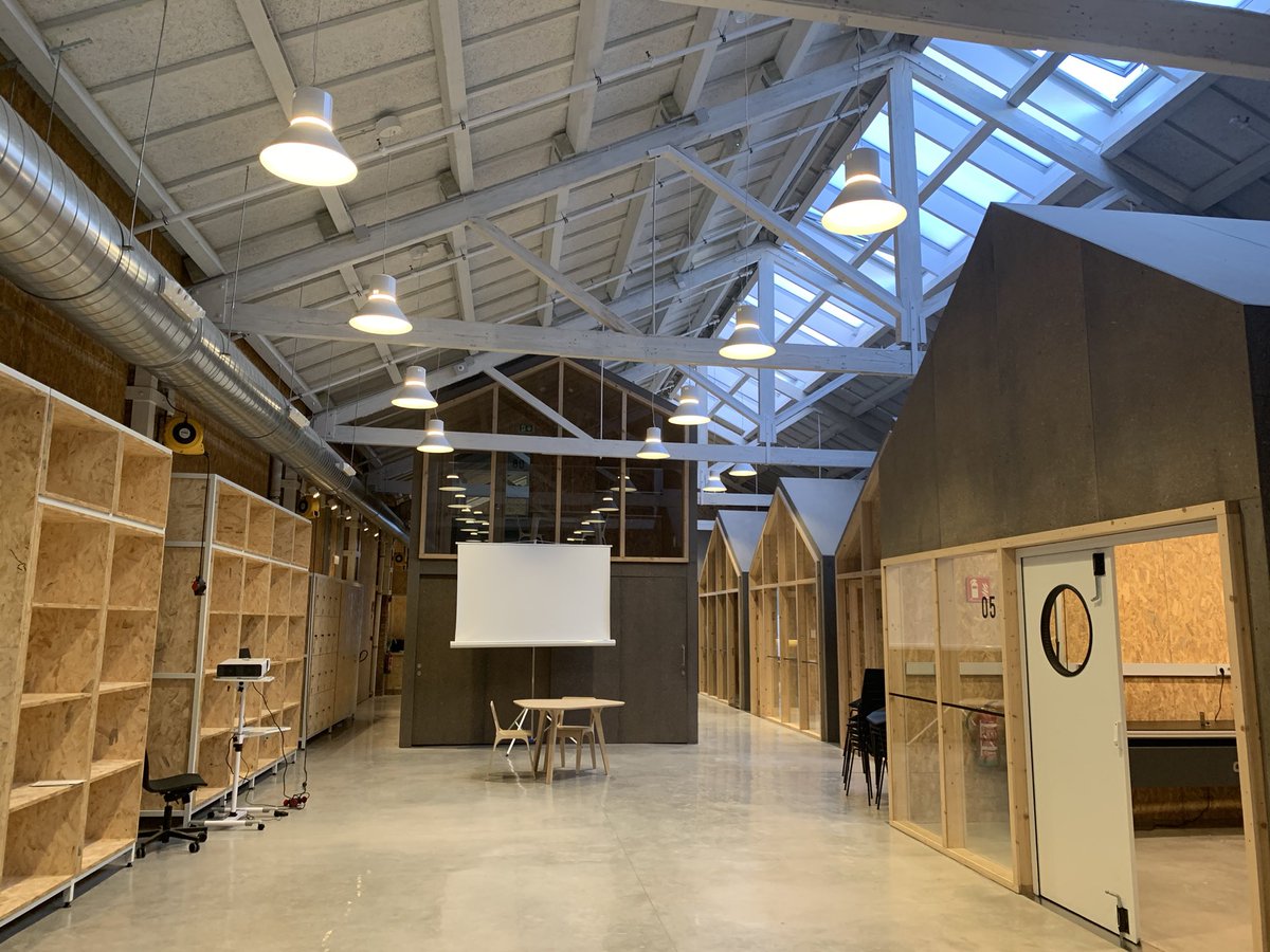 Havíem de fer l'inaguració al 2020. No va poder ser. L'Ateneu de Fabricació Digital de Gràcia es va estrenar fent mascaretes al març’20 per lluitar contra la covid i des de llavors, l’activitat no ha parat. Aquest dissabte celebrem portes obertes amb un programa ple d'activitats.