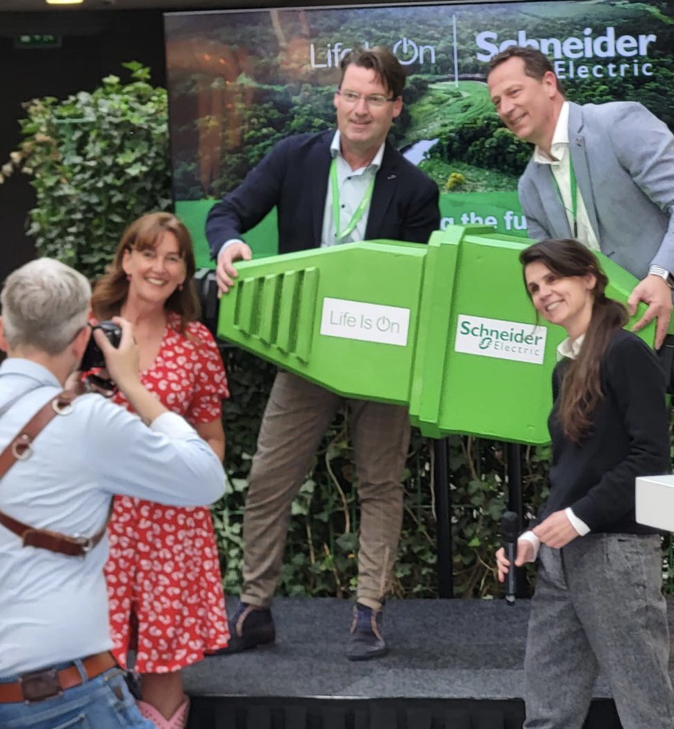 marjaruigrok's tweet photo. Een eigen “stekker-moment”. (Her)opening @SchneiderElecNL op de Green Mile in @haarlemmermeer. CEO Debby Slofstra combineert #circulariteit, #healtyworking #nieuwewerken #sharedworking en #samenwerking met de buren, zoals met @farmkitchencafe van @Karpathios #alsjenietkandelen https://t.co/wQHHqyxd0J