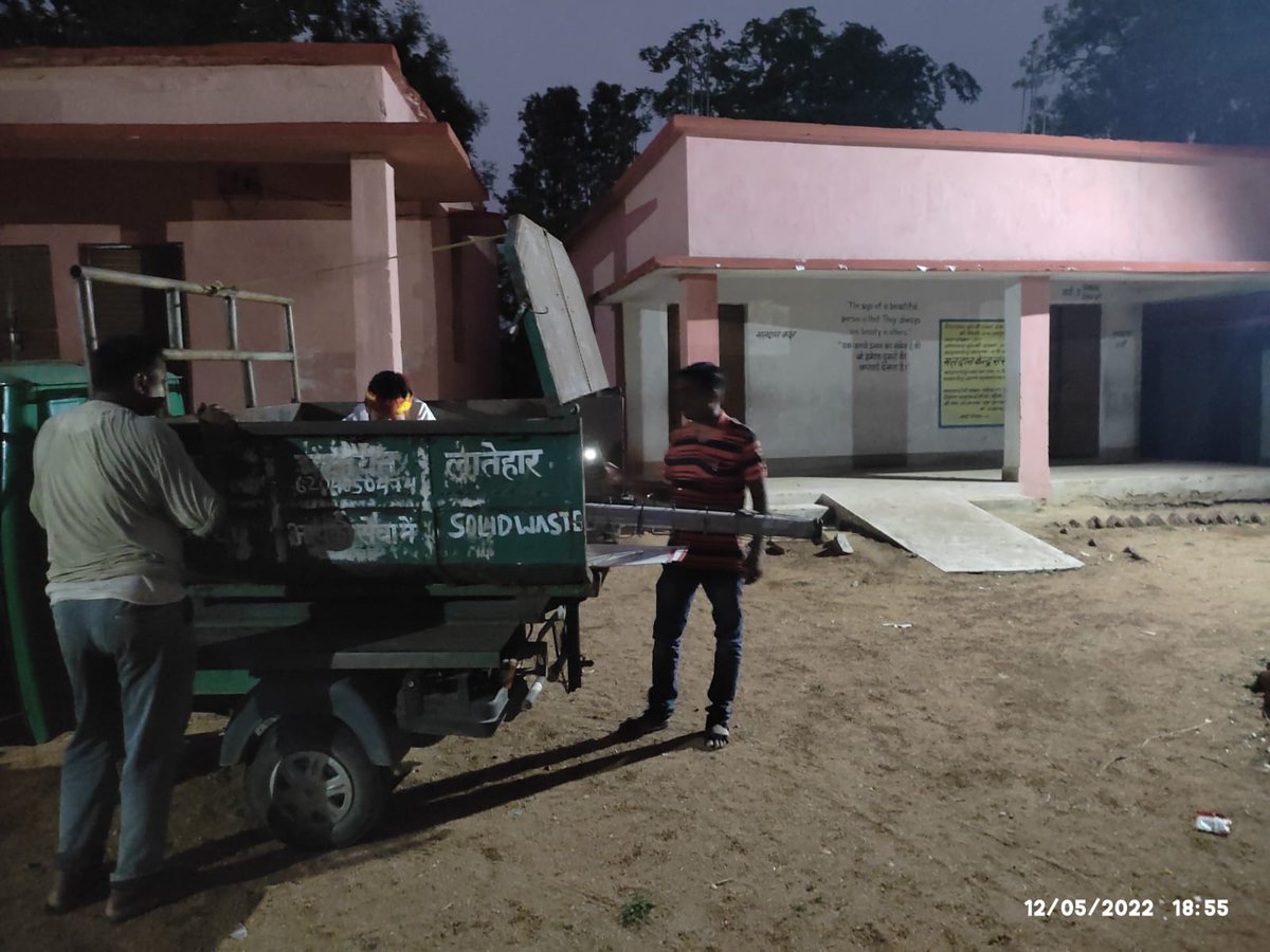 LateharDistrict's tweet photo. जिला निर्वाचन पदाधिकारी सह उपायुक्त लातेहार अबु इमरान के निर्देश पर नगर पंचायत लातेहार के द्वारा मतदान कर्मियों के मच्छर से बचाव हेतु पंचायत निर्वाचन -2022 के प्रथम चरण के क्लस्टरों में फॉगिंग किया जा रहा है l
@JharkhandCMO
@HemantSorenJMM https://t.co/DBM8K6ZcKR