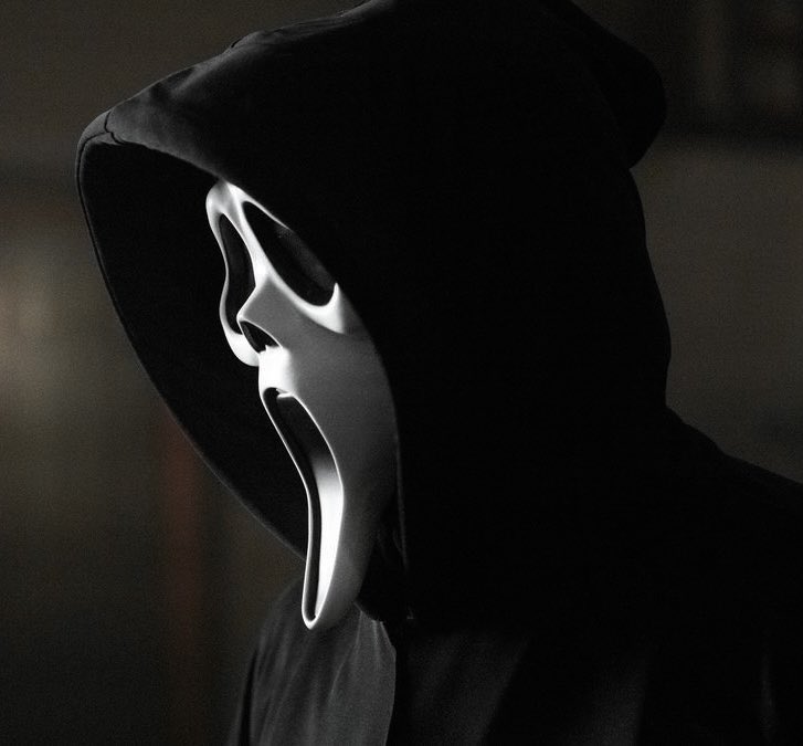 ScreamFR's tweet image. #INFO Le 6e film #Scream ne se déroulera pas à Woodsboro mais bien dans une autre ville… 🩸🔪
