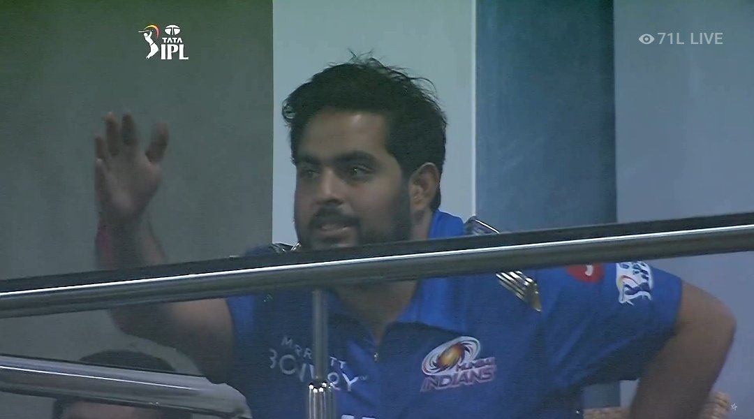 FarziCricketer's tweet photo. "Abey LBW karo, jyada der tak power cut nahi rakhwa sakta" https://t.co/OXDZROFOpG