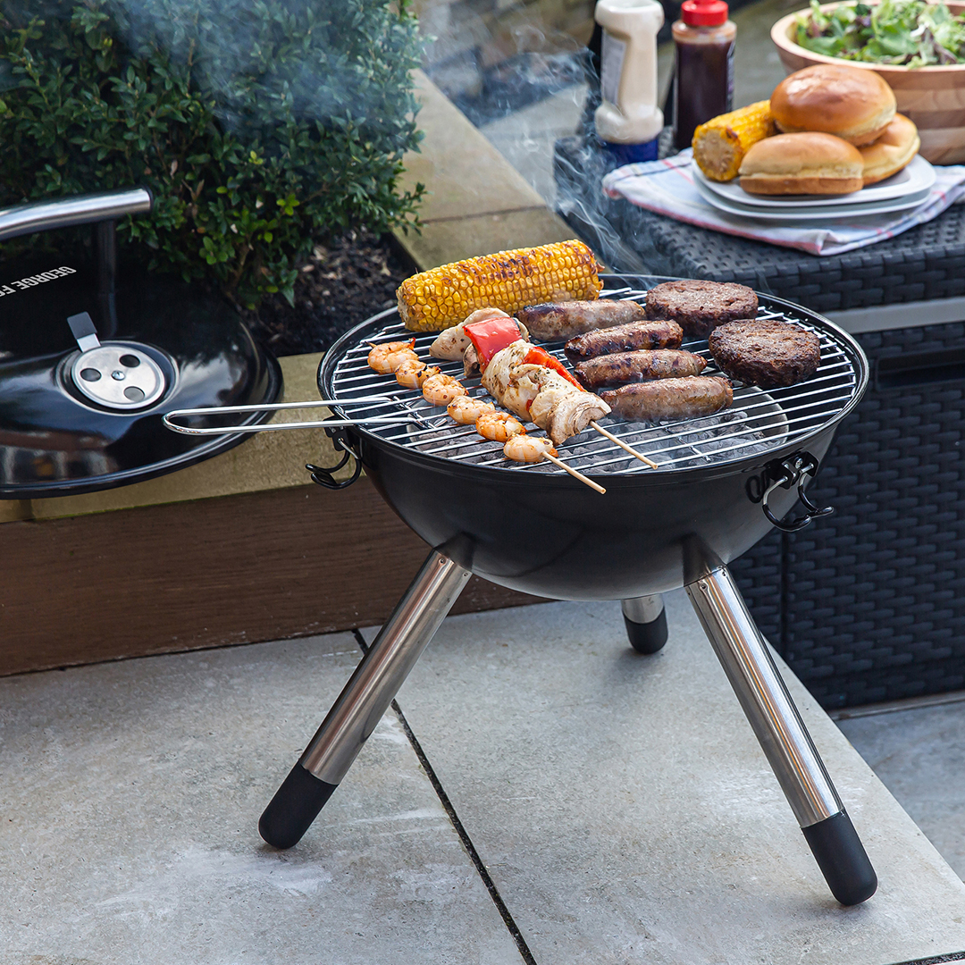 GForemanGrill's tweet photo. This portable, charcoal-powered BBQ provides an authentic cooking experience wherever you are. Whether you're enjoying a summer evening BBQ on the patio, or are heading for the hills, this compact model is the ideal cooking companion. https://t.co/BHbw1yhft9