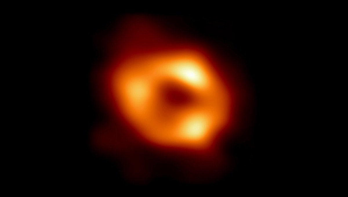 A primeira imagem real do buraco negro Sagitarius A*, que fica no centro da nossa galáxia. 
#EventHorizonTelescope