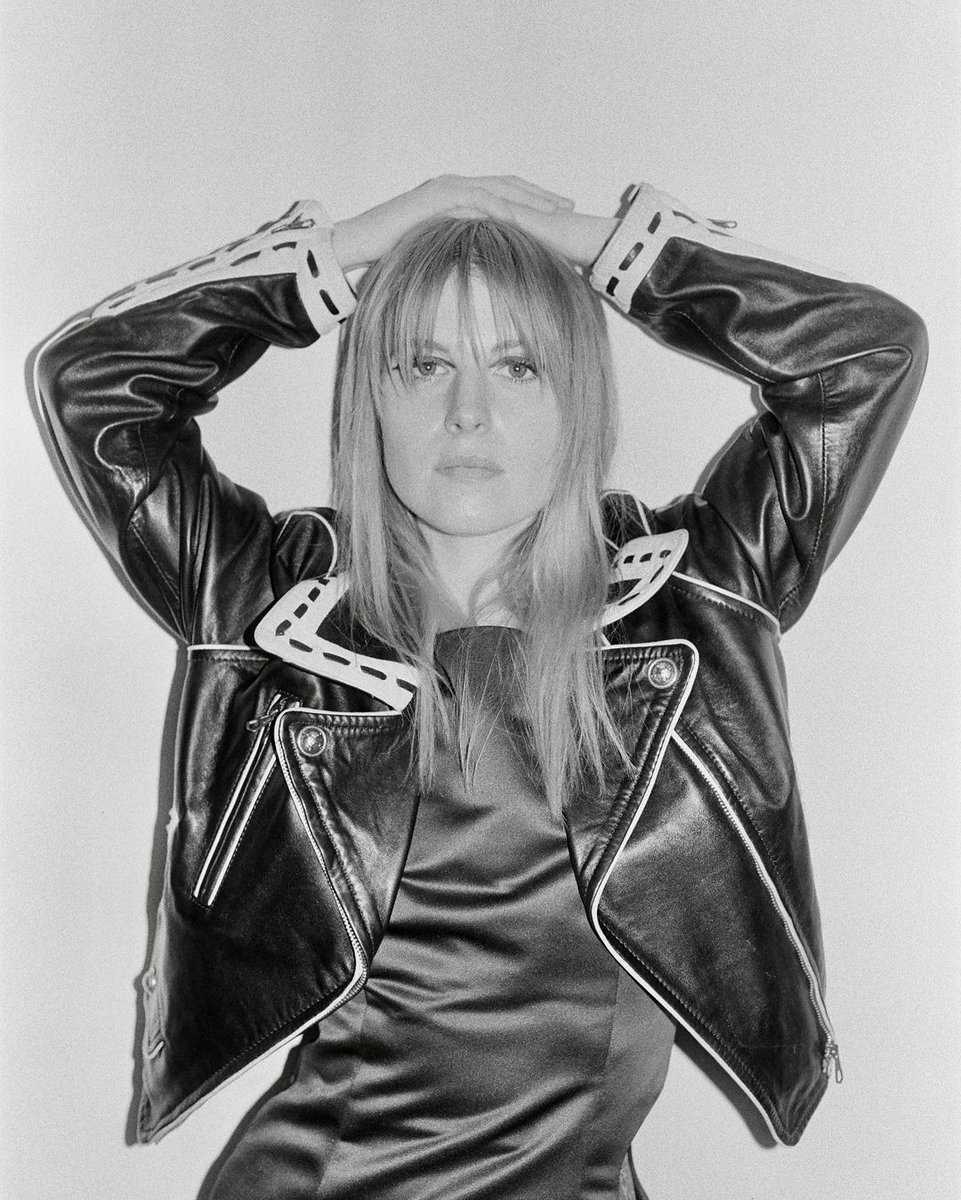 throwbacksavl's tweet image. Take this as a sign to get yo-self a bad a** leather jacket! 😎

[📸: @zacfarro | #HayleyWilliams]