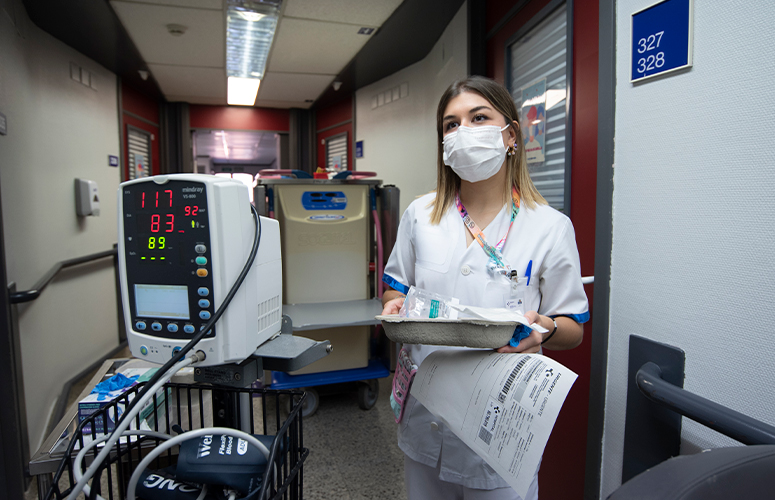 En el Día Internacional de la Enfermería, acompañamos a la estudiante de tercero Aitana López Ledesma, quien nos cuenta su experiencia en sus prácticas en el  Hospital Universitario de Basurto. #DiaInternacionalDeLaEnfermera #diadelaenfermeria 
➡️bit.ly/3M5685U