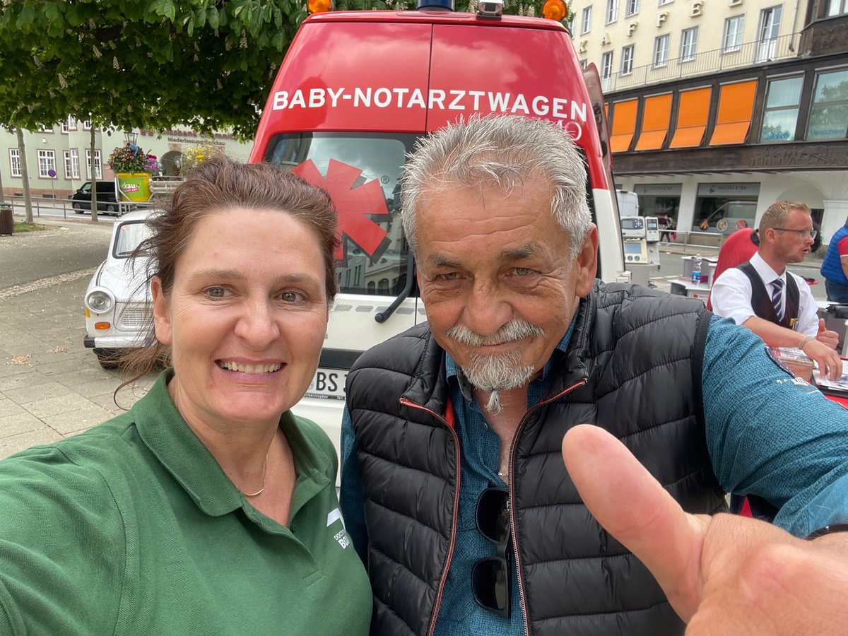doctorbox_app's tweet photo. Heute ist der Auftakt unserer Zusammenarbeit mit der Björn Steiger Stiftung (@steigerstiftung).
In Zwickaus belebter Fußgängerzone werden Förderer der #Notfallhilfe über die gemeinsame Notfallkarte von #DoctorBox und der Björn Steiger Stiftung informiert. https://t.co/6b2LD5R8Tr