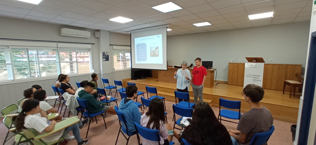 IESRPE1's tweet photo. Taller METÁFORAS VISUALES 
con Rocío Antón. 
El alumnado de 3°A asiste a este taller de poesía, donde aprenden a mirar objetos cotidianos con los ojos de quién los descubre por primera vez. https://t.co/jRVfAGEYuC