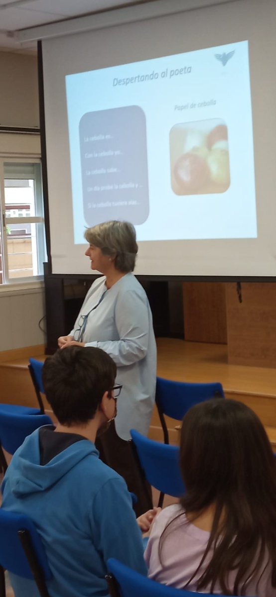 IESRPE1's tweet photo. Taller METÁFORAS VISUALES 
con Rocío Antón. 
El alumnado de 3°A asiste a este taller de poesía, donde aprenden a mirar objetos cotidianos con los ojos de quién los descubre por primera vez. https://t.co/jRVfAGEYuC