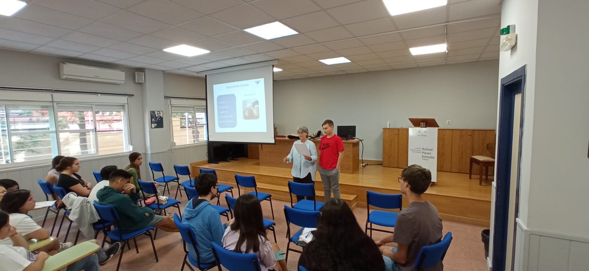IESRPE1's tweet photo. Taller METÁFORAS VISUALES 
con Rocío Antón. 
El alumnado de 3°A asiste a este taller de poesía, donde aprenden a mirar objetos cotidianos con los ojos de quién los descubre por primera vez. https://t.co/jRVfAGEYuC