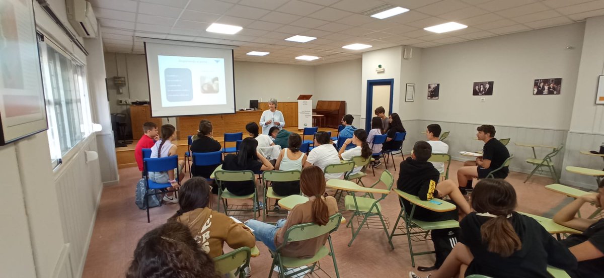 IESRPE1's tweet photo. Taller METÁFORAS VISUALES 
con Rocío Antón. 
El alumnado de 3°A asiste a este taller de poesía, donde aprenden a mirar objetos cotidianos con los ojos de quién los descubre por primera vez. https://t.co/jRVfAGEYuC