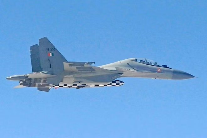 DefenceSap's tweet photo. #BrahMos missile successfully flight tested with enhanced capabilities from Su-30MKI today &amp; hit the target precisely. 
It was an Extended Range of Brahmos Air Version Missile. Congratulations to @IAF_MCC
@BrahMosMissile https://t.co/aDv0TZq4m4