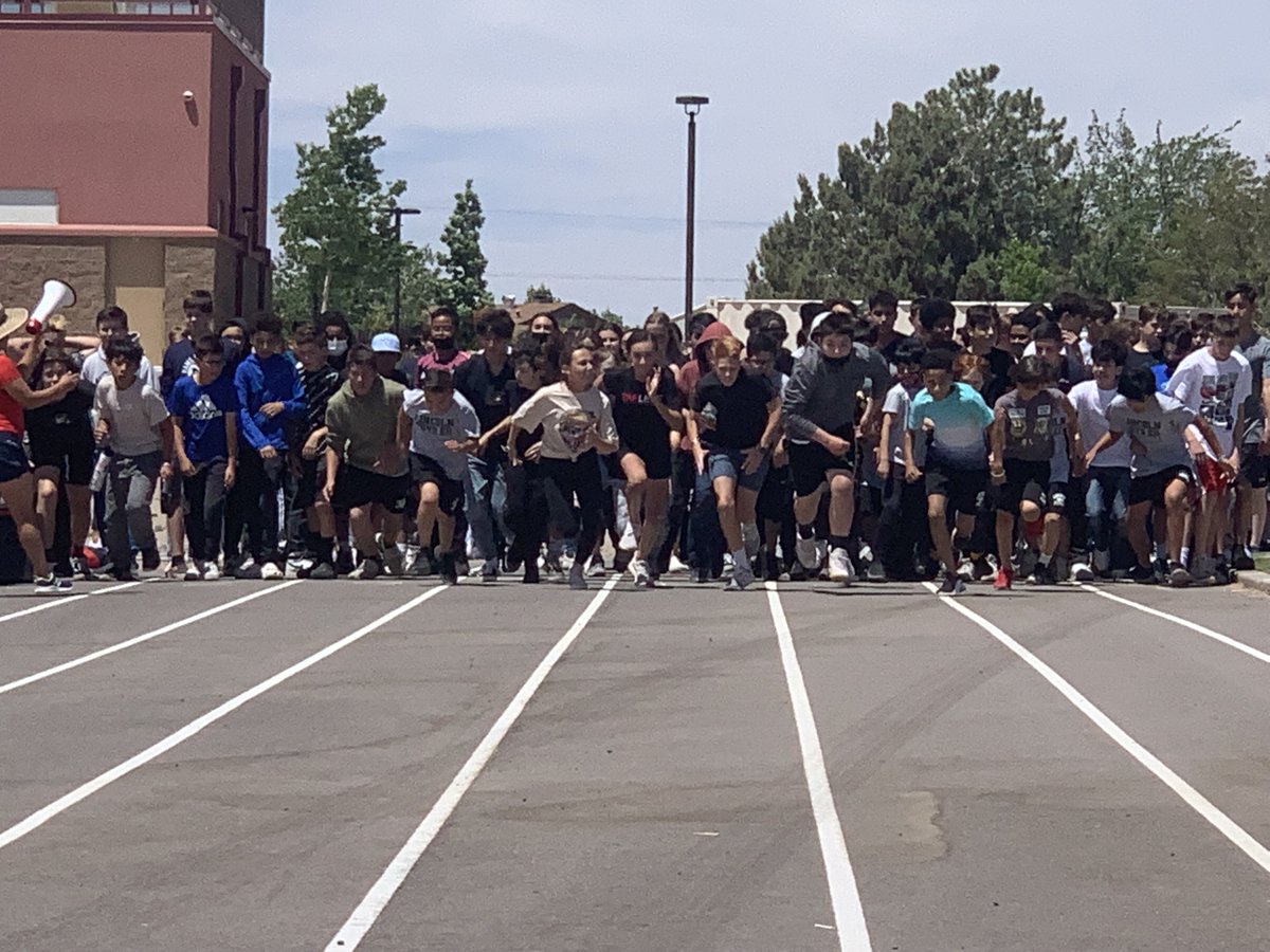 LincolnMS10's tweet photo. Wednesday was a fine day for a fun run at Lincoln Middle School!#lmsrocks https://t.co/KKhFGL26Ni