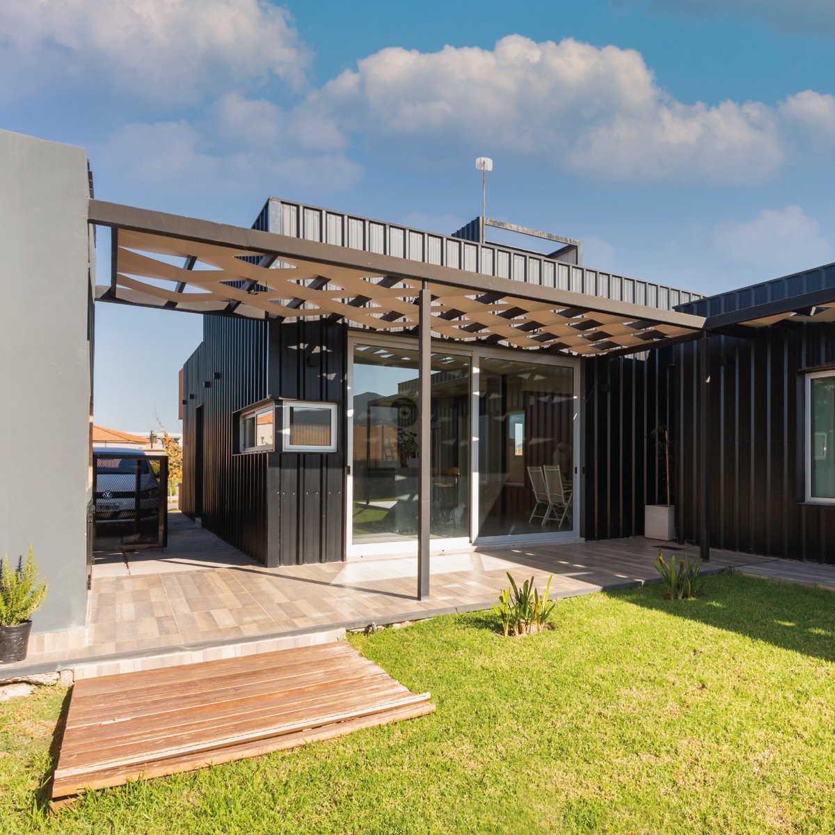 NewPanelSA's tweet photo. 🏡Hoy te invitamos a conocer una acogedora casa unifamiliar ubicada en La Bastilla, Las Heras.

Este hogar deslumbra por su hermosa fachada🤩 donde se utilizaron distintos materiales de revestimiento, como revoque texturado plástico, y chapa trapezoidal prepintada negra. 
⁣ https://t.co/azpRbHdPen