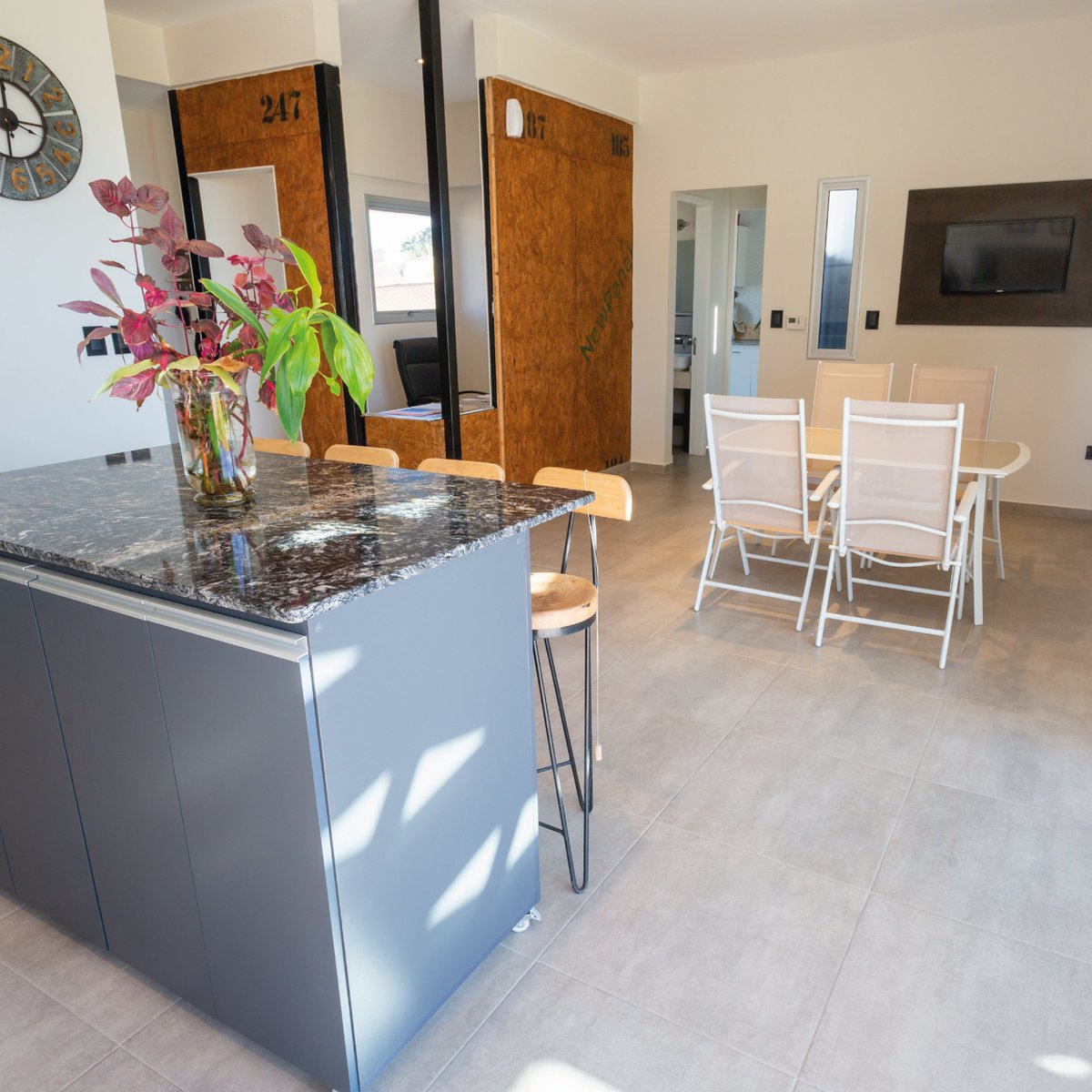 NewPanelSA's tweet photo. 🏡Hoy te invitamos a conocer una acogedora casa unifamiliar ubicada en La Bastilla, Las Heras.

Este hogar deslumbra por su hermosa fachada🤩 donde se utilizaron distintos materiales de revestimiento, como revoque texturado plástico, y chapa trapezoidal prepintada negra. 
⁣ https://t.co/azpRbHdPen