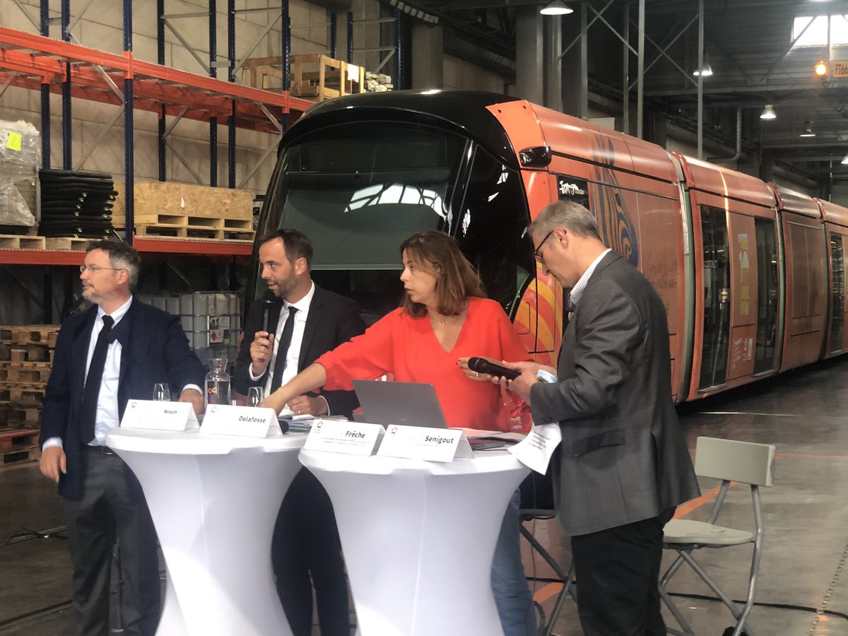 CoteMontpellier's tweet photo. #Mobilites : @MDelafosse @montpellier_ fait le point sur les #investissements à venir pour le réseau #tram @TaMVoyages en faveur de la #securite des #voyageurs. Il est entouré de Julie #Freche, de @LaurentNison et de Laurent #Senigout DG de @TaMVoyages. #Transports https://t.co/gqzhn9Q7HO