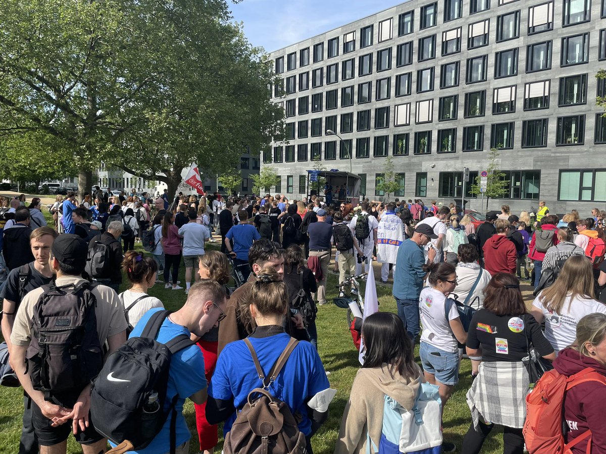 “Menschen vor Profite!”
Mit starken Worten und musikalischen Acts startet die Auftaktkundgebung zum <a href="/WalkofCare1/">Walk of Care</a> - für eine bedarfsgerechte Finanzierung des Gesundheitssystems! #FCKDRG #b1205