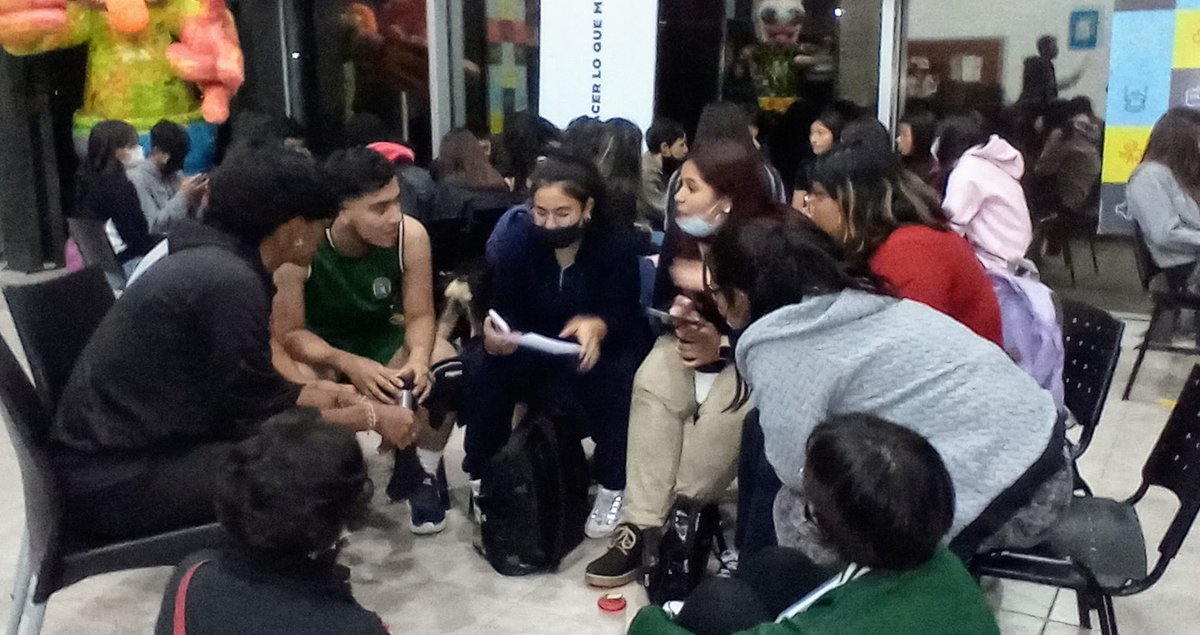 Nueva reunión de la Comisión Estudiantil😃nos seguimos conociendo, aportando ideas y propuestas. También sumamos integrantes😉😊
#FNE