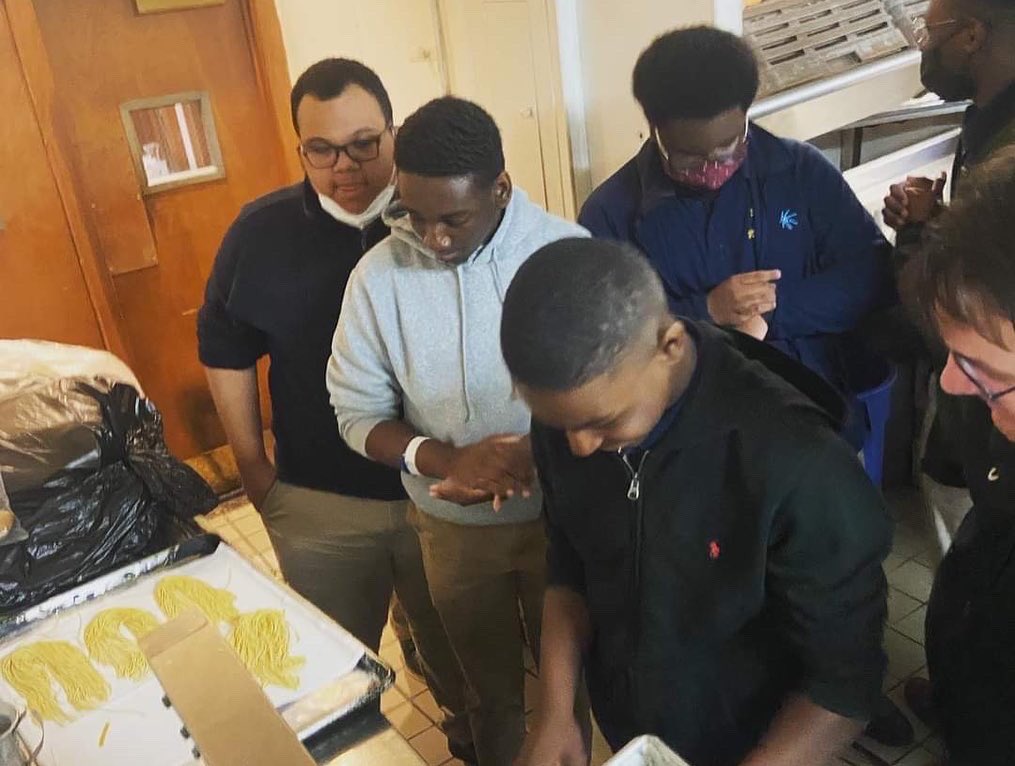 MountToday's tweet photo. Students in our #CookingClub received a crash course in making fresh pasta at Emilio Ristorante with Chef Sergio๐งโ๐ณ. Afterwards, the students enjoyed the pasta for lunch. ๐#culinaryarts #futurechefs #MountMenCanCook https://t.co/bwhZ3LcjWR