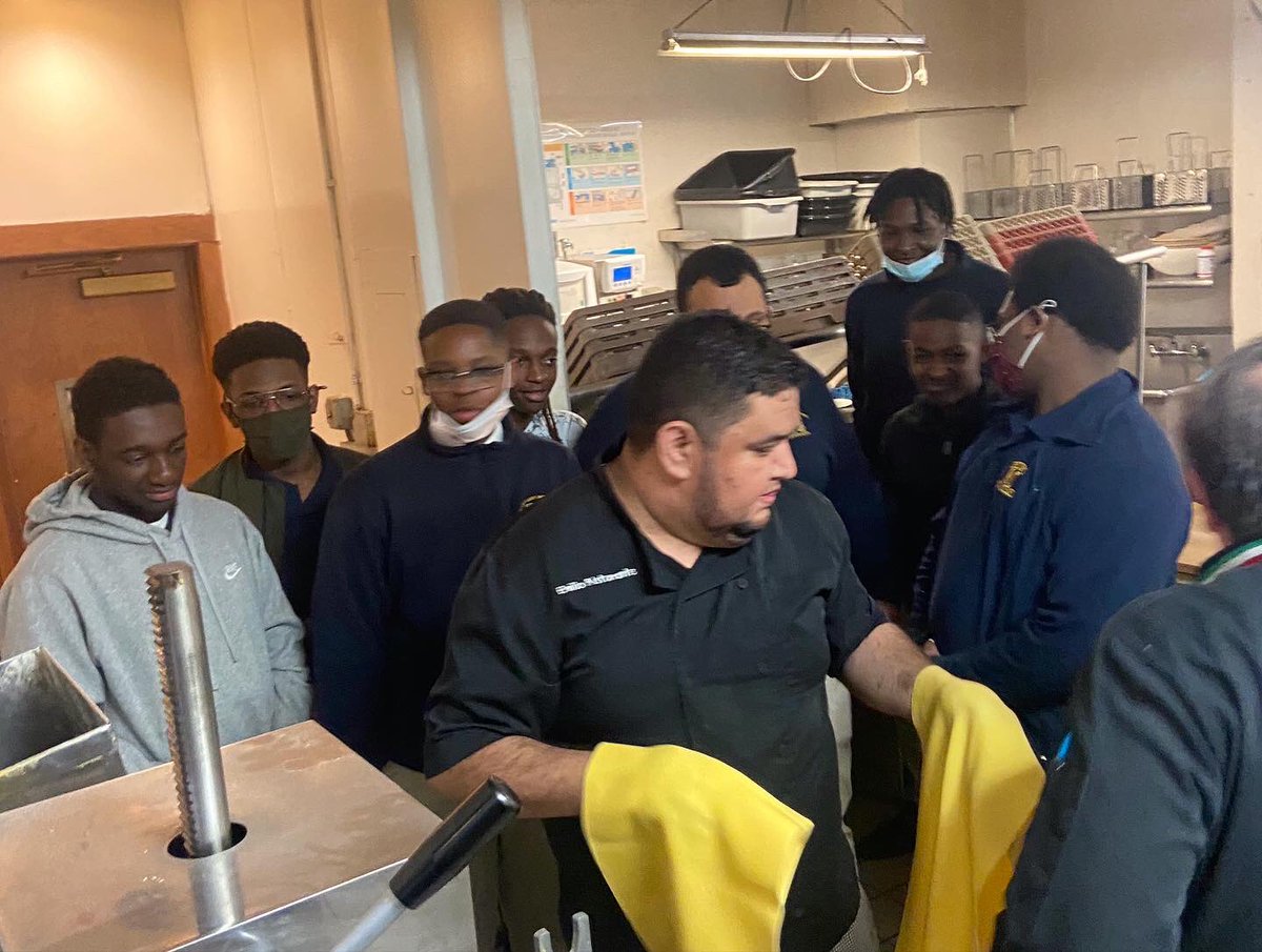 MountToday's tweet photo. Students in our #CookingClub received a crash course in making fresh pasta at Emilio Ristorante with Chef Sergio๐งโ๐ณ. Afterwards, the students enjoyed the pasta for lunch. ๐#culinaryarts #futurechefs #MountMenCanCook https://t.co/bwhZ3LcjWR