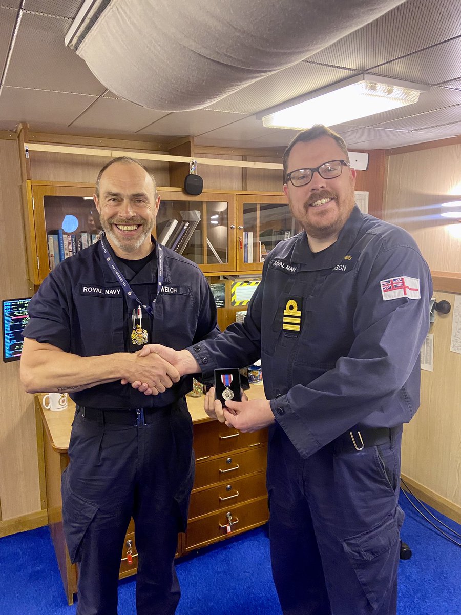Congratulations to all of our sailors who were presented with a Queen’s Platinum Jubilee Medal by the CO today. A great occasion with lots of cake from @MrsbrownsbakesP! BZ all. 🏅 #Rewardandrecognition