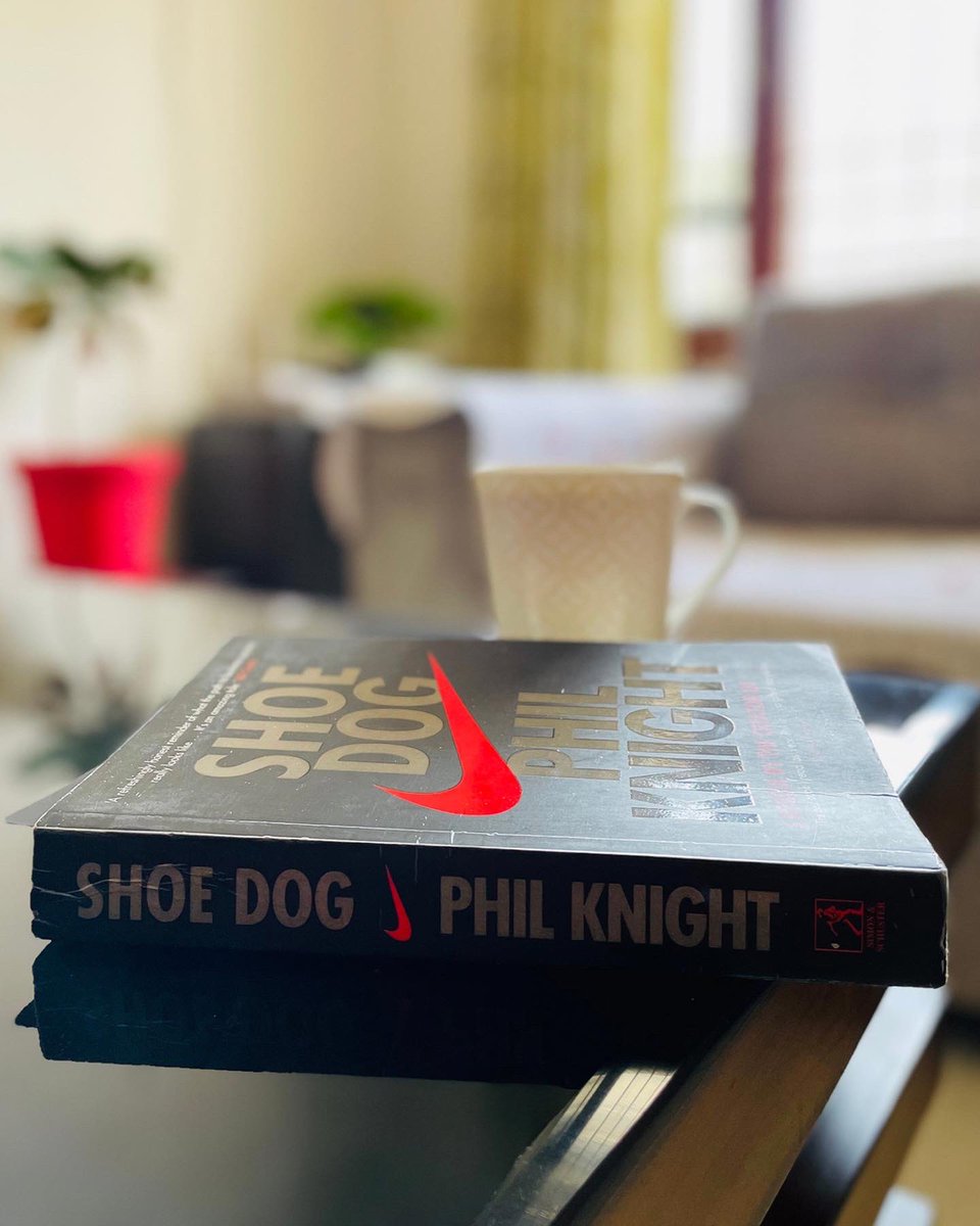 Shalini479's tweet photo. My first book review🥂

I've wanted to read this book for a long time, for my love for the brand. The book begins in 1962 when Phil seriously considered starting a shoe company Blue Ribbon and concludes in 1980 when Nike went public.
@Nike #shoedog #BookReview #BookRecommendation https://t.co/D4He70M8ga