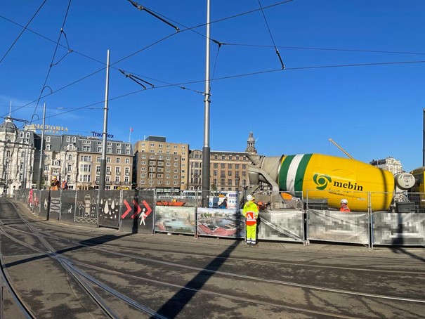 020centrum's tweet photo. Het zit erop! 💪 Vandaag heeft de allerlaatste betonstort plaatsgevonden voor de nieuwe 🚲 Fietsenstalling Stationsplein. Er zijn heel wat duizenden kuubs beton gestort de afgelopen vier jaar, denk aan onderwaterbeton, vloeren, wanden en trappenhuizen. #ProjectEntree https://t.co/9MO8noSmbW