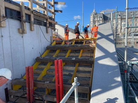 020centrum's tweet photo. Het zit erop! 💪 Vandaag heeft de allerlaatste betonstort plaatsgevonden voor de nieuwe 🚲 Fietsenstalling Stationsplein. Er zijn heel wat duizenden kuubs beton gestort de afgelopen vier jaar, denk aan onderwaterbeton, vloeren, wanden en trappenhuizen. #ProjectEntree https://t.co/9MO8noSmbW