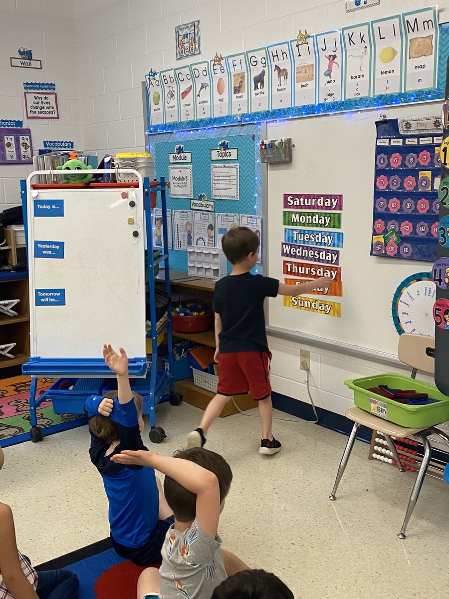 MsMorrellsK's tweet photo. And this is why I don’t throw everything out! Our board doesn’t work so thank goodness I have my calendar, days of the week and more! 

#oldschool #notechday #kindergarten https://t.co/8HTzg3z2B3