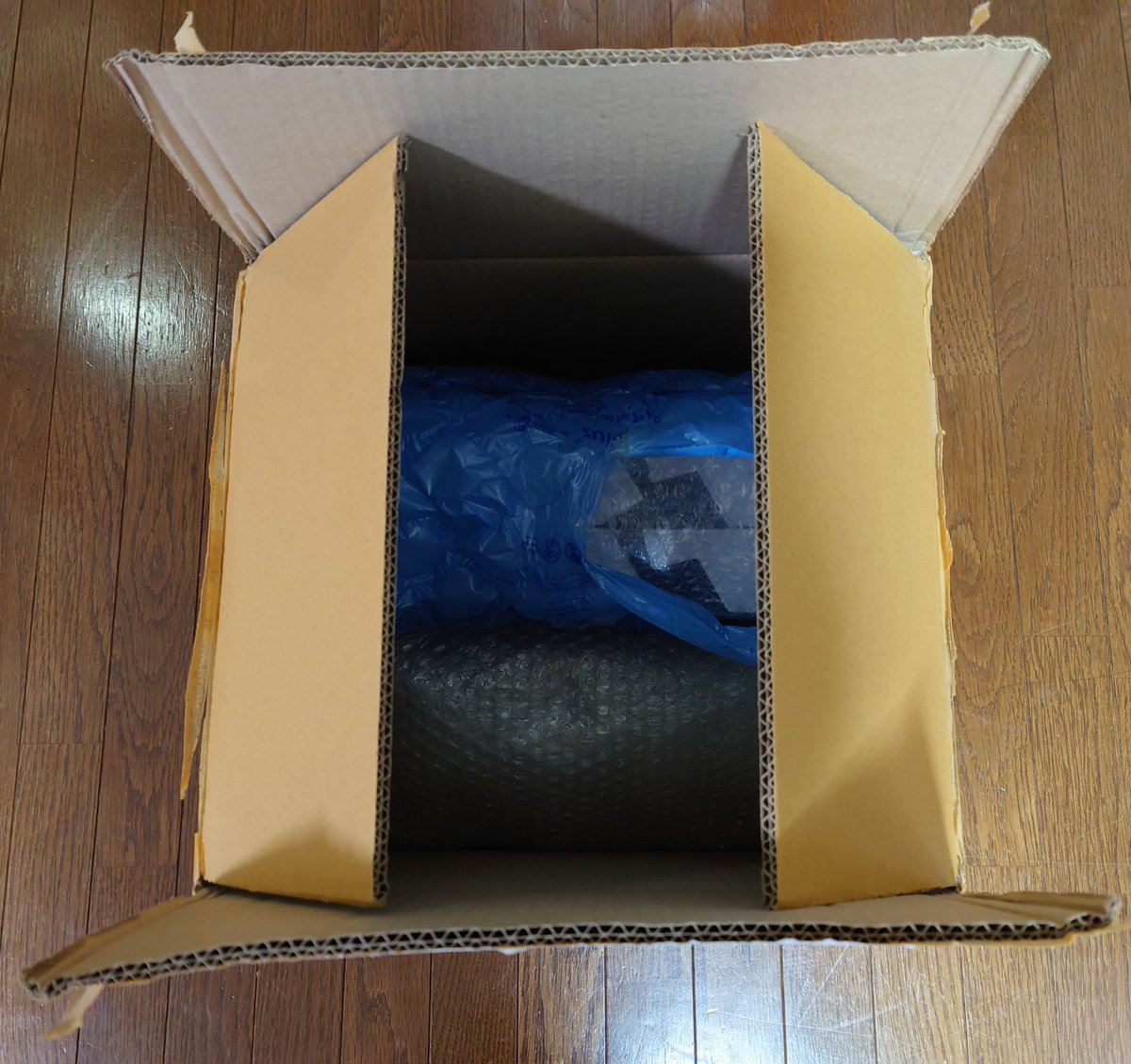 minamidori4's tweet photo. タイから無事届いたよ〜💕
BoxSetめっちゃ豪華。
写真集を眺めてたら下から円盤が出てきて、「ハッ、そうだ、これはメインは円盤だったわ😂」って思ったくらい💦
ノートブックもこれで５冊目だ😳
#BadBuddyBoxSet
#GMM https://t.co/RtOz8mL3Ww