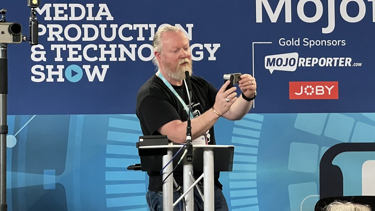 guypelham's tweet image. The godfather of #mojo ⁦@GlenBMulcahy⁩ with the venerable Nokia N93 that kicked it all off #mojofest #mpts2022