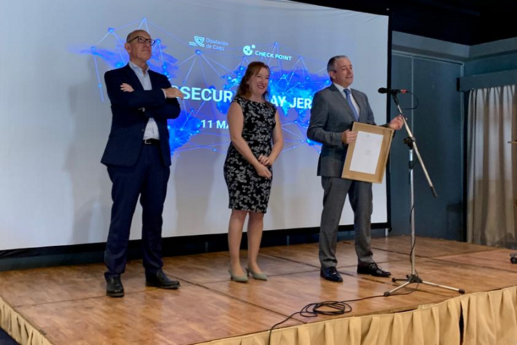 Ayer, en el marco del Cibersecurity Day de Jerez, hicimos entrega a <a href="/EPICSA/">Devin M</a> (Empresa Provincial de Información de Cádiz) de su certificado de conformidad para el Esquema Nacional de Seguridad (ENS). Un día de merecida celebración para todo su equipo. 
camaracertifica.es/certificacion-…