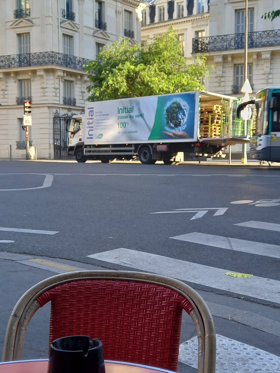 Le petit café du matin à Paris. Véhicule PL #gnv en pleine livraison au siège <a href="/GRDF/">GRDF</a> . Grâce à ce type de véhicule circulant au #biomethane,  absence de nuisances sonores , meilleur qualité de l'air et préservation de l'environnement.